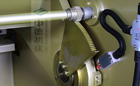 ZDS-450采用高精度刀片間隙調節齒輪，經過淬火高硬度又耐磨，表面鍍鋅不生銹，長年累月使用依然有很高的調節精度.jpg
