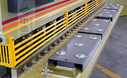 ZDS-450剪板機采用滾珠前托料板，不劃傷不銹鋼板材表面，并采用高品質壓料油缸，不滲油不會在板材表面留有油污.jpg