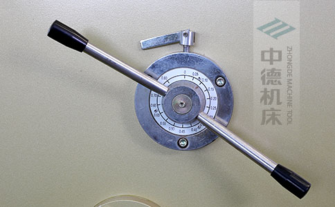 ZDS-450剪板機刀片間隙手動調節器，刻度清淅，調節省力又簡便.jpg