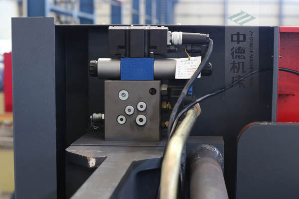 ZDPE10025采用進口液壓系統，穩定無故障，耐高溫高壓，持久工作精度高.jpg