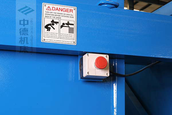 ZDS-632剪板機后部緊急停止按鈕，最大程度保障工人安全.jpg