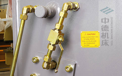 ZDS-632整機所有液壓管線均采用卡套式接頭，耐高壓，更換便捷.jpg